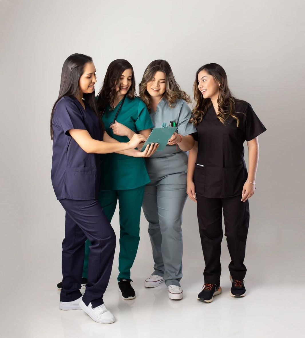 Modelos con uniformes médicos PADU